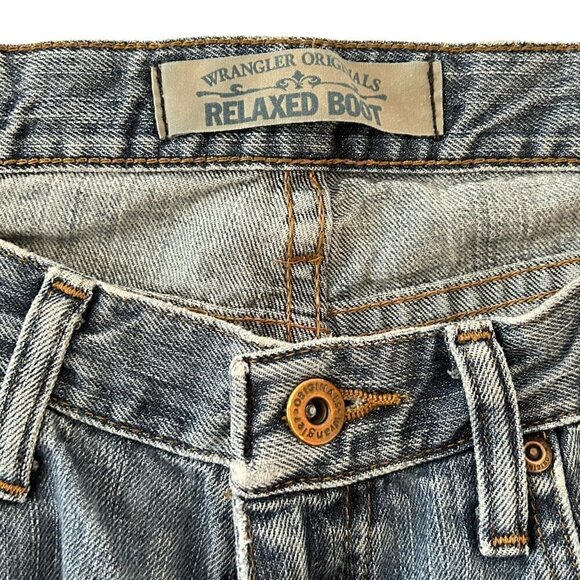 Wrangler Genuine Relaxed Boot Cut Medium Wash Blue Jeans Size 33" x 30" #J3-1524 - Picture 6 of 7